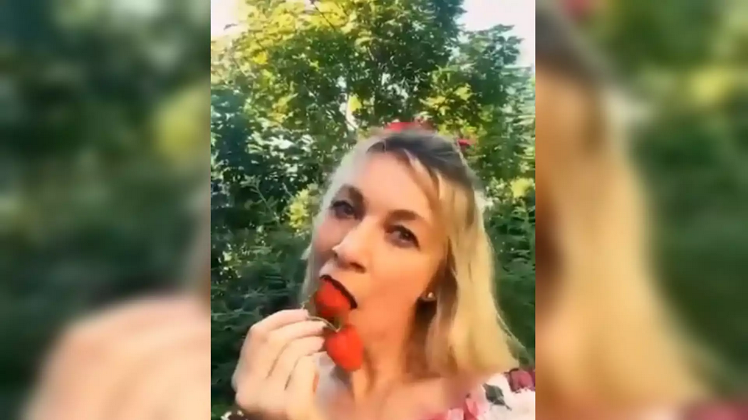 Το video με την Μαρία Ζαχάροβα να τρώει φράουλες είναι παραπλανητικό